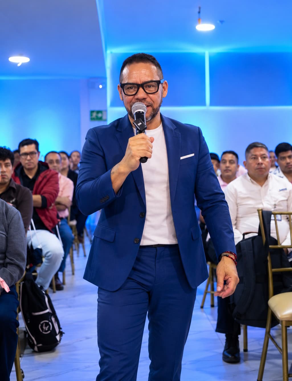 Experto de Wake Up hablando con el público durante un evento
